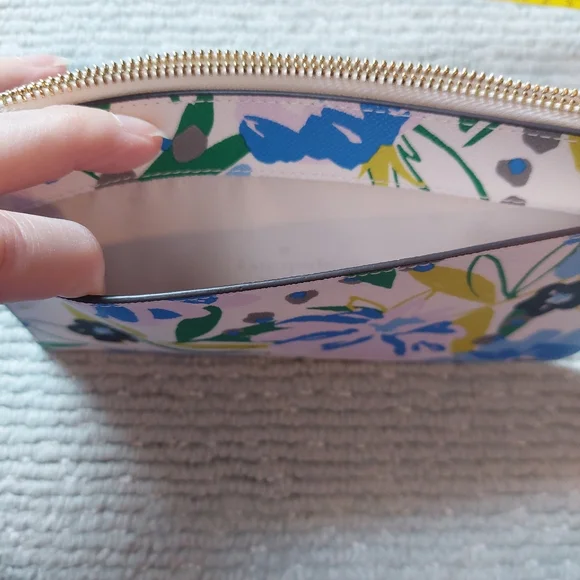 Kate Spade Lucy Wristlet & Floral Card Holder - Picture 12 of 16